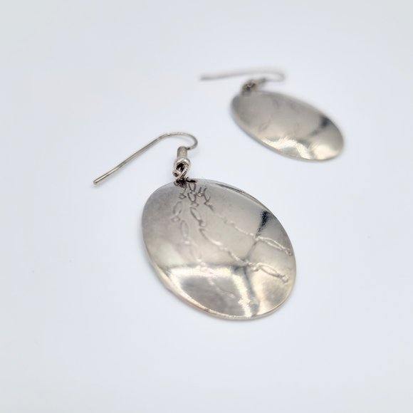 Elegant Silver Oval Earrings with engraved design - Picture 6 of 11